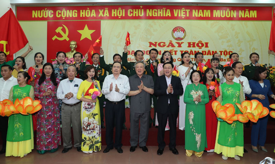 Thắp lên những ngọn lửa đoàn kết để cùng sẻ chia khó khăn với đất nước