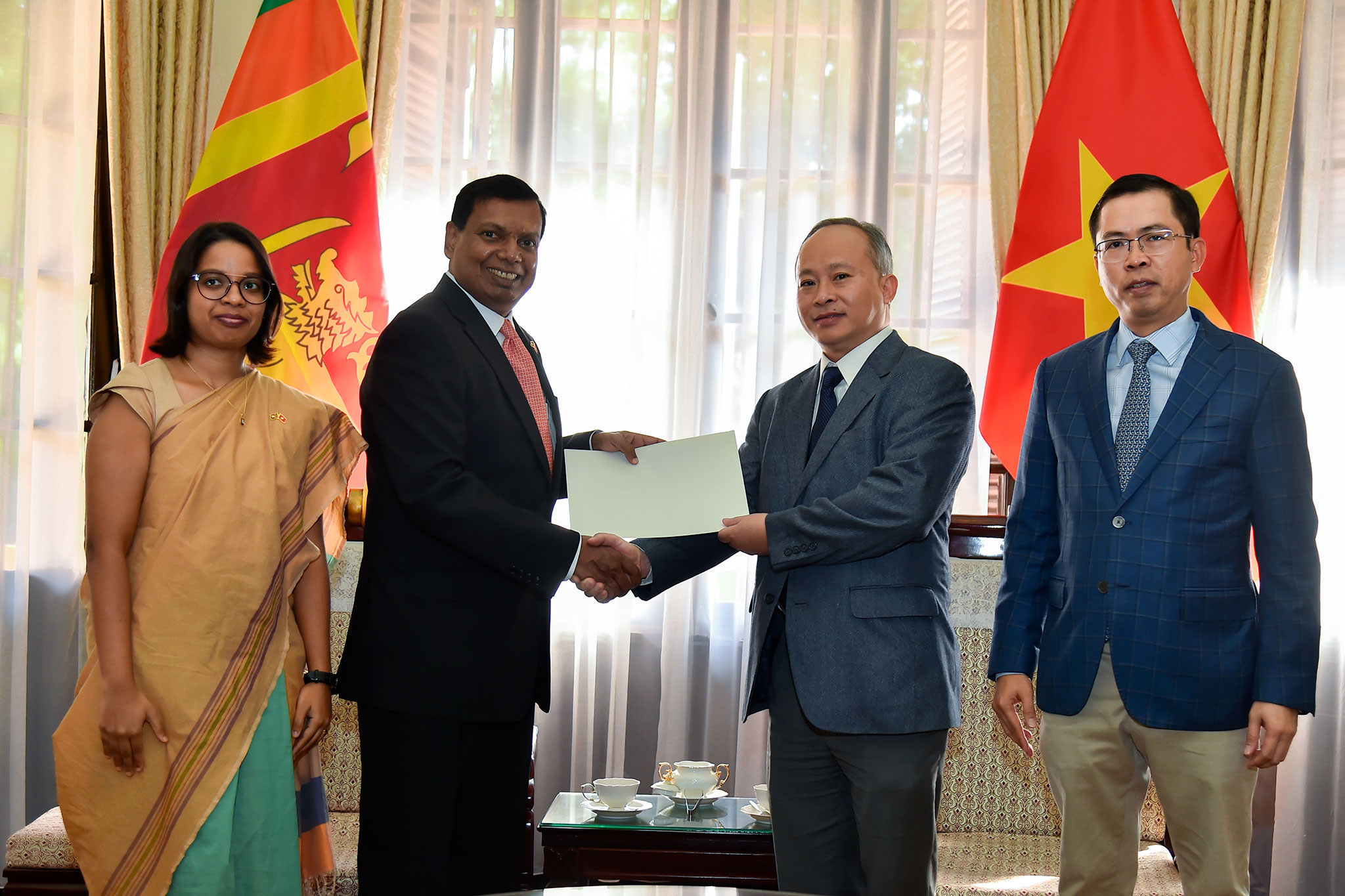 Cộng đồng người Sri Lanka tại Việt Nam ủng hộ nạn nhân bão lụt, lở đất ở các tỉnh miền Trung