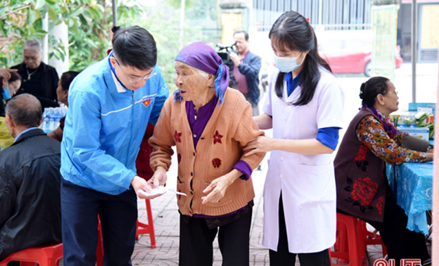 Sẻ chia khó khăn với người dân vùng lũ Hà Tĩnh