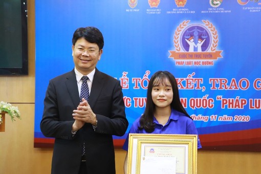 Trao giải Cuộc thi trực tuyến toàn quốc “Pháp luật học đường”