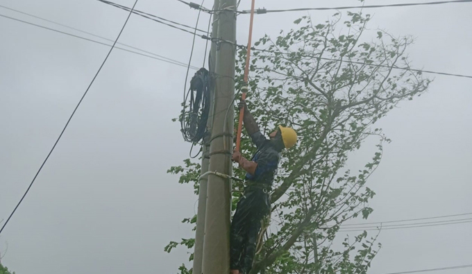 Hơn 250 000 khách hàng 3 tỉnh miền Trung mất điện do bão số 12