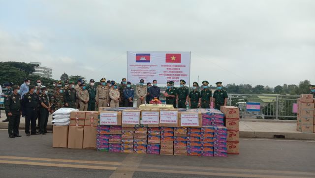 Hỗ trợ nước bạn Campuchia vật chất phòng, chống dịch COVID-19 và khắc phục hậu quả thiên tai