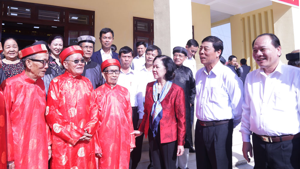 Đồng lòng, đoàn kết, lấy lợi ích thiết thân, cuộc sống của nhân dân làm mục tiêu phấn đấu
