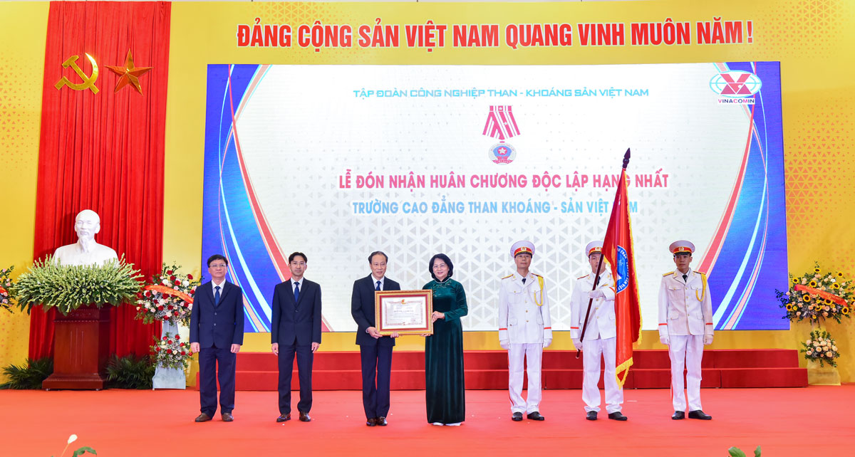 Càng khó khăn thì càng phải thi đua