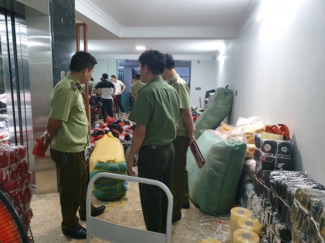 Phát hiện kho chứa hàng nghìn sản phẩm thời trang nhập lậu