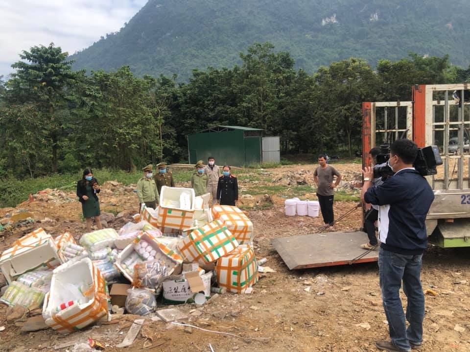 Tiêu hủy thực phẩm và tinh dầu thuốc lá điện tử nhập lậu
