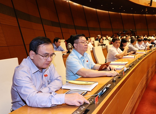 Thông qua Luật sửa đổi, bổ sung một số điều Luật Xử lý vi phạm hành chính