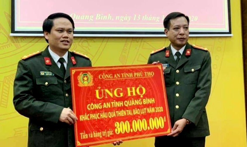 Công an Phú Thọ trao tặng quà ủng hộ đồng bào và cán bộ chiến sỹ vùng bão lũ

​