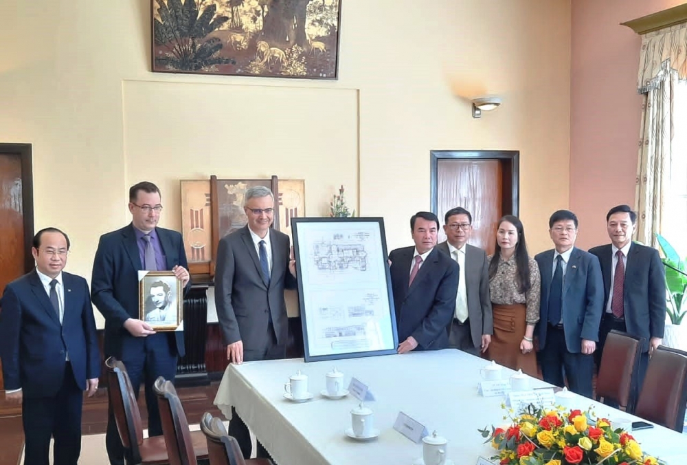 Đại sứ Pháp trao sơ đồ thiết kế dinh Cựu Hoàng Bảo Đại cho tỉnh Lâm Đồng