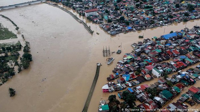 Bão số 13 khiến 53 người thiệt mạng ở Philippines trước khi đổ bộ Việt Nam
