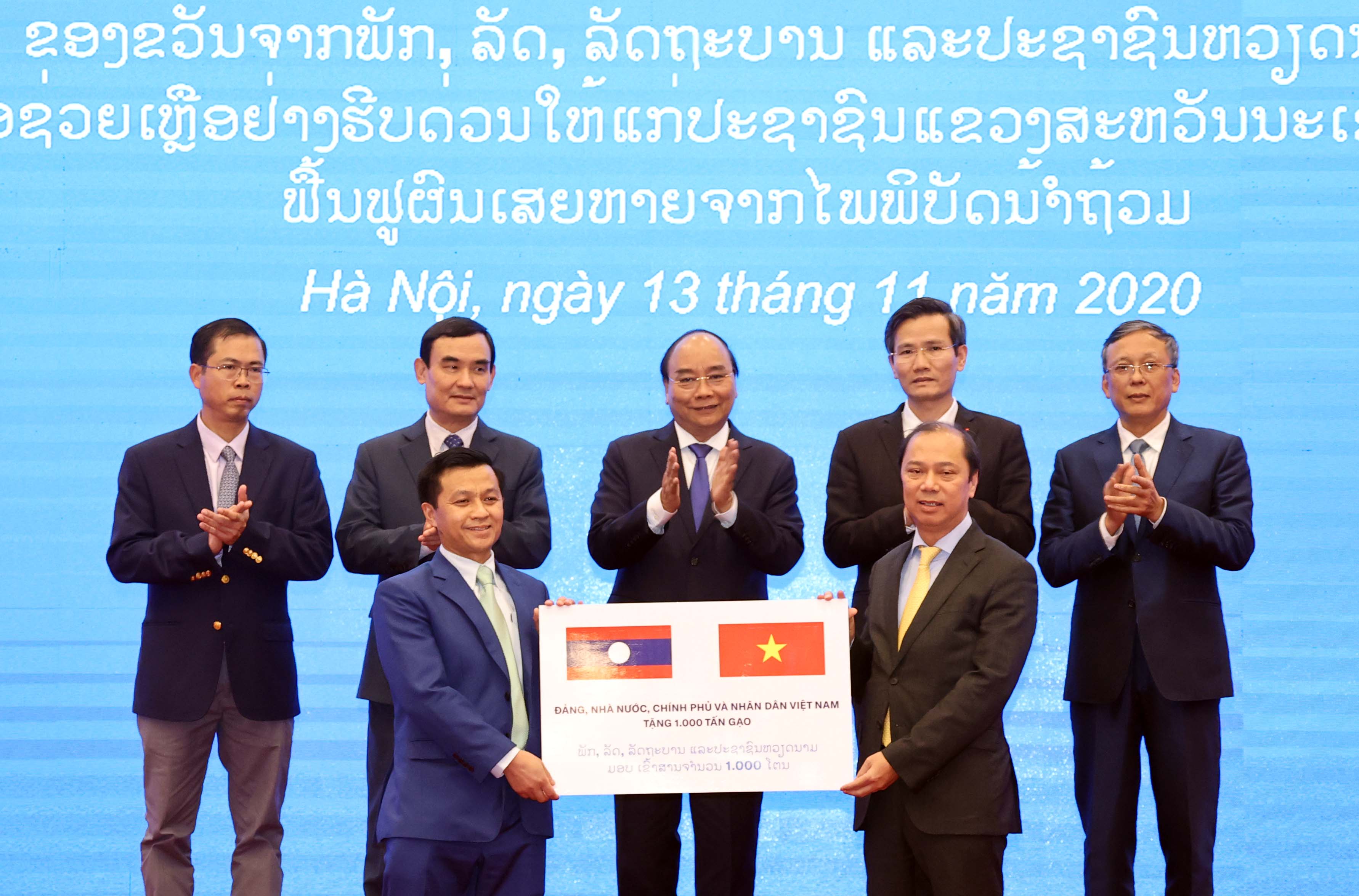 Trao tượng trưng 1000 tấn gạo gửi tặng nhân dân Lào khắc phục hậu quả thiên tai