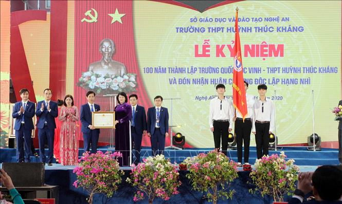 Trường THPT Huỳnh Thúc Kháng- TP Vinh đón nhận Huân chương Độc lập hạng Nhì