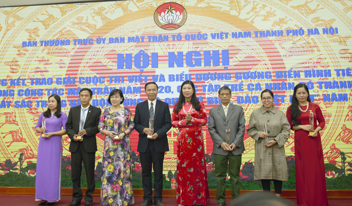 Trao giải Cuộc thi viết, biểu dương gương điển hình công tác Mặt trận