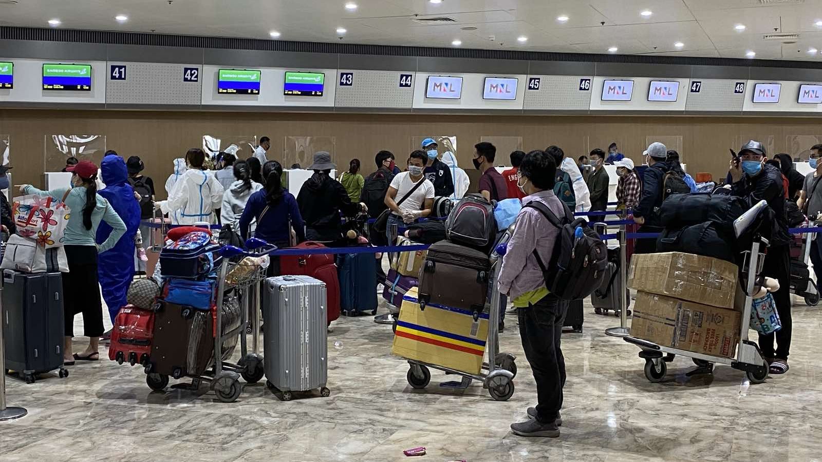 Đưa gần 240 công dân Việt Nam từ Philippines về nước