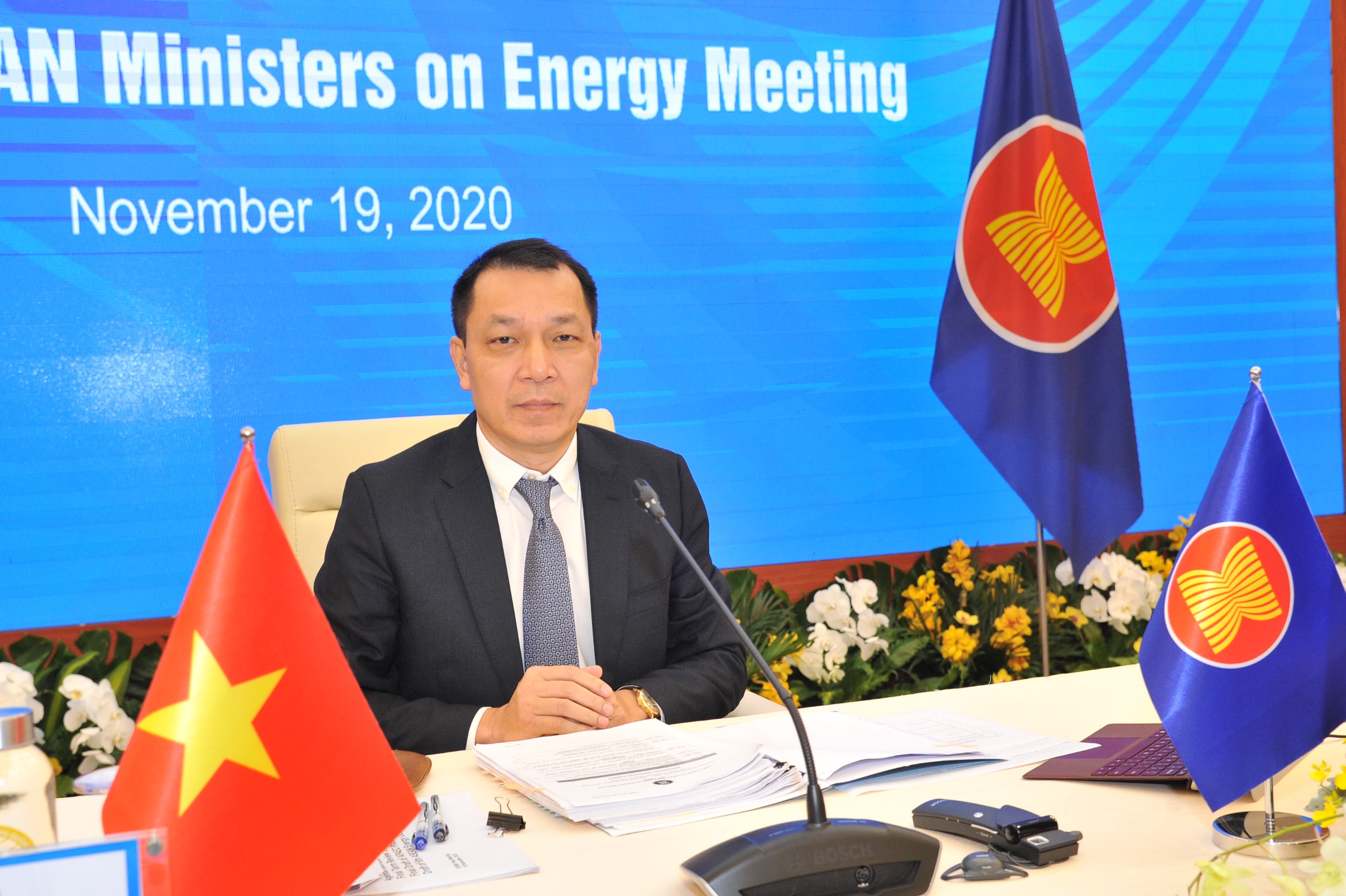 Tăng cường hợp tác để hoàn thành các chỉ tiêu về năng lượng