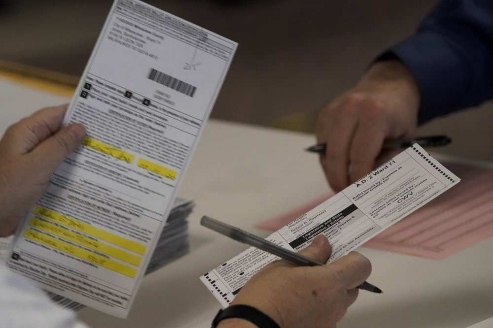Bầu cử Mỹ 2020 Kiểm phiếu lại tại 2 quận bang Wisconsin