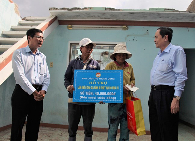 Khắc phục hậu quả bão lũ, sớm ổn định đời sống nhân dân