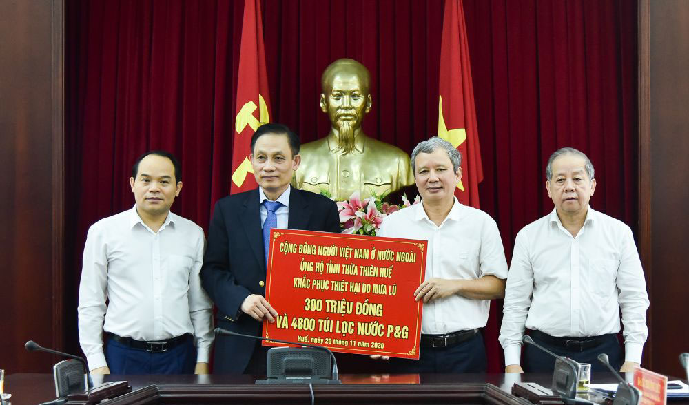 Kiều bào hỗ trợ Thừa Thiên Huế khắc phục hậu quả mưa bão