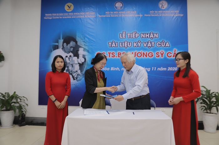 Tiếp nhận kỷ vật của GS TS Lương Sỹ Cần