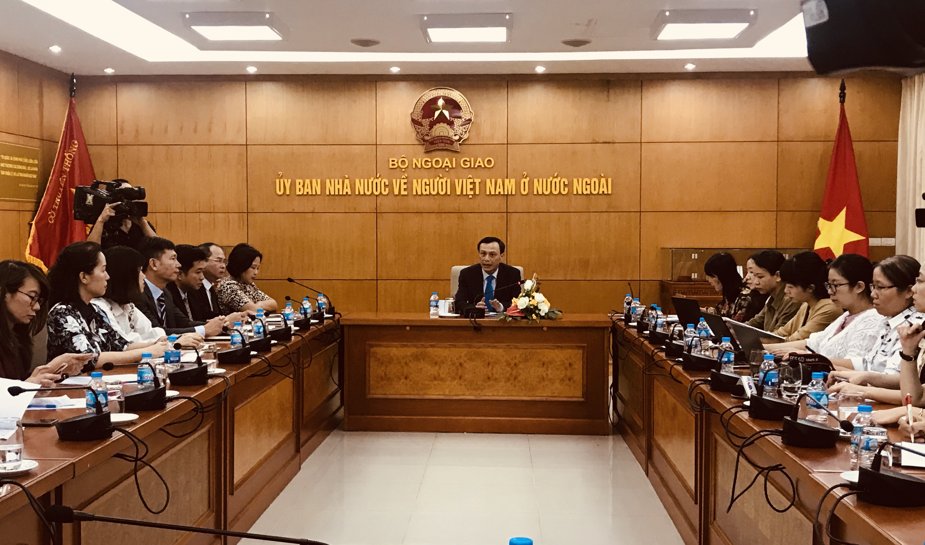 Đẩy mạnh thực hiện Nghị quyết về công tác đối với người Việt Nam ở nước ngoài