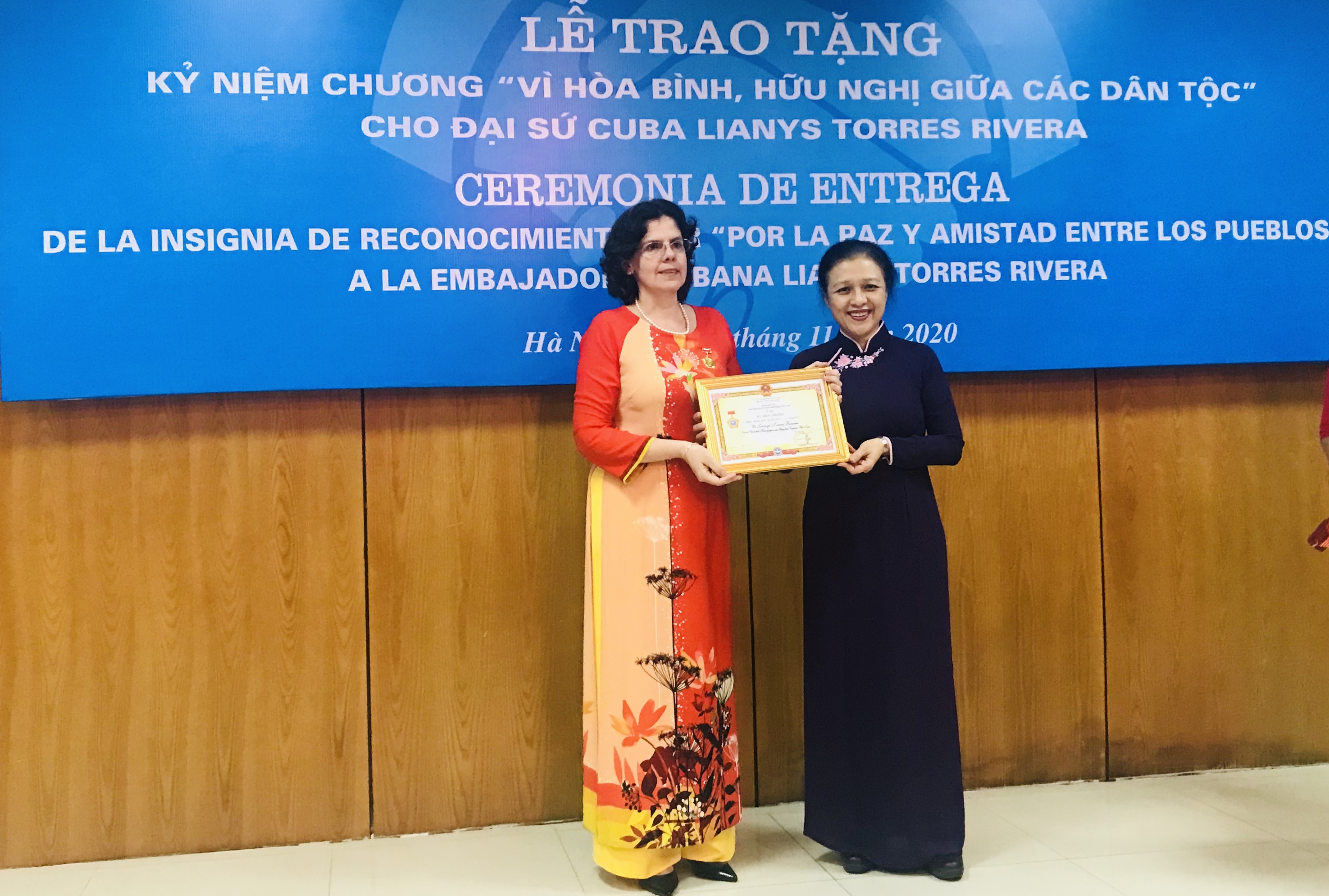 Trao Kỷ niệm chương “Vì hòa bình, hữu nghị giữa các dân tộc” tặng Đại sứ Lianys Torres Rivera