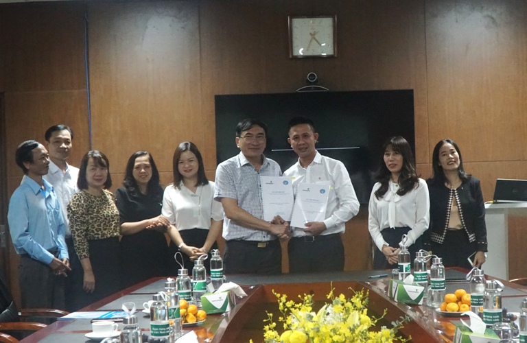 BHXH Thừa Thiên Huế đẩy mạnh chi trả lương hưu, trợ cấp bảo hiểm xã hội qua ngân hàng