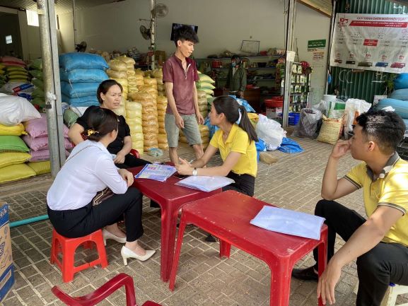 Cán bộ đến từng buôn, thôn để tuyên truyền BHXH tự nguyện ở Đắk Nông