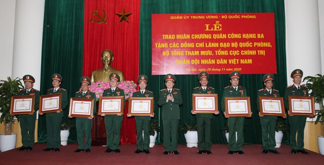 Trao Huân chương Quân công hạng Ba tặng các đồng chí lãnh đạo Bộ Quốc phòng