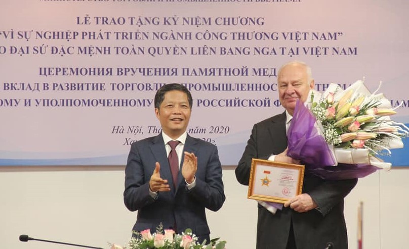 Trao Kỷ niệm chương cho Đại sứ đặc mệnh toàn quyền Liên bang Nga tại Việt Nam