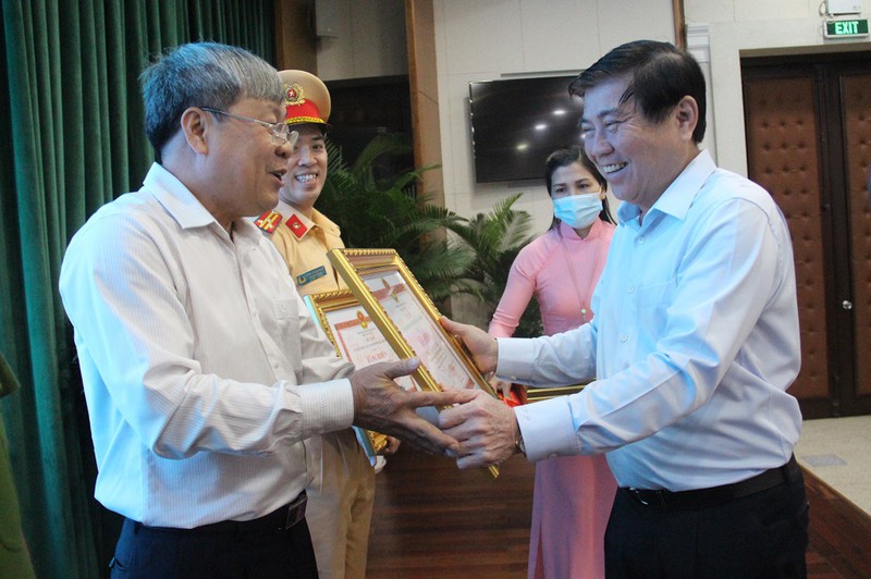 Khen thưởng kịp thời các tập thể, cá nhân điển hình trong bảo đảm trật tự an toàn giao thông