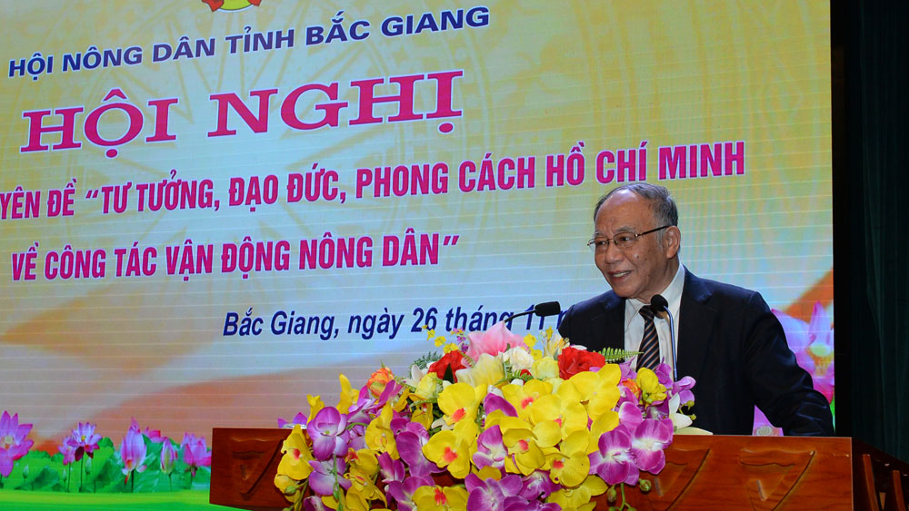 Phải hiểu nông dân, làm gương cho dân thì mới vận động hiệu quả