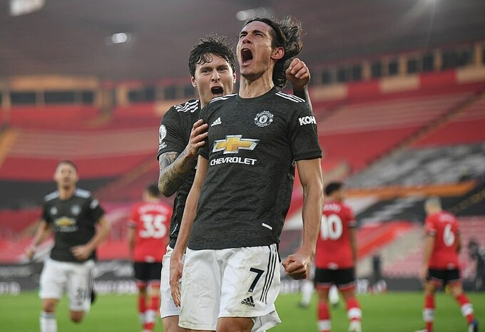 Cavani giúp Man Utd thoát hiểm tại St Mary