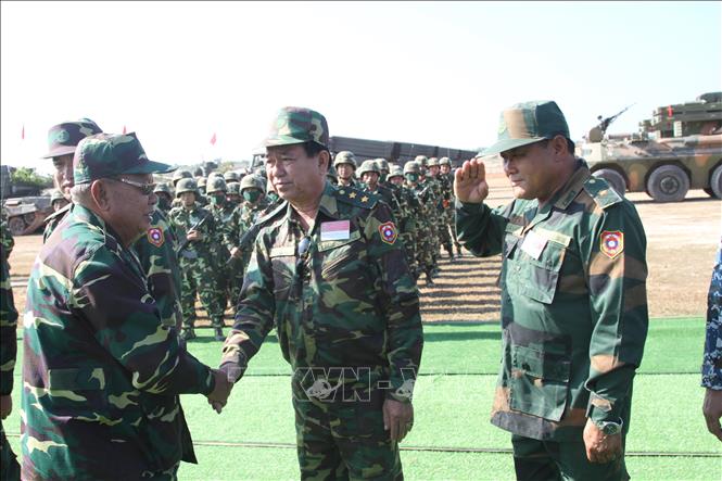 Lào diễn tập bắn đạn thật chào mừng 45 năm Quốc khánh