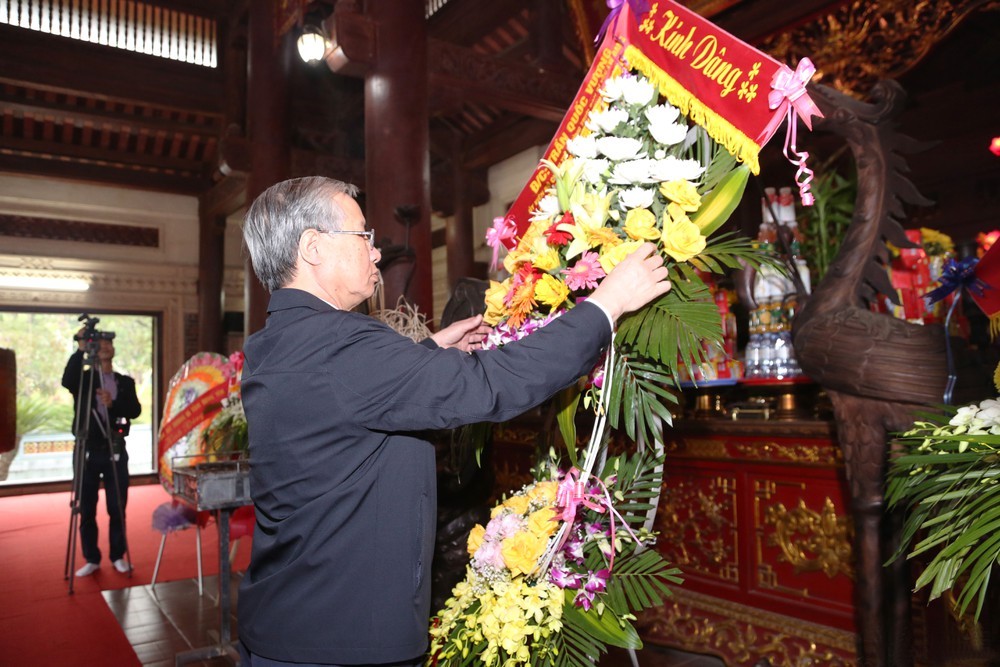 Thường trực Ban Bí thư Trần Quốc Vượng tưởng niệm các anh hùng liệt sỹ tại Truông Bồn