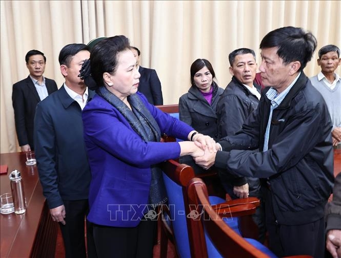 Chủ tịch Quốc hội Nguyễn Thị Kim Ngân thăm, động viên gia đình các liệt sỹ hy sinh trong đợt mưa lũ tại miền Trung
