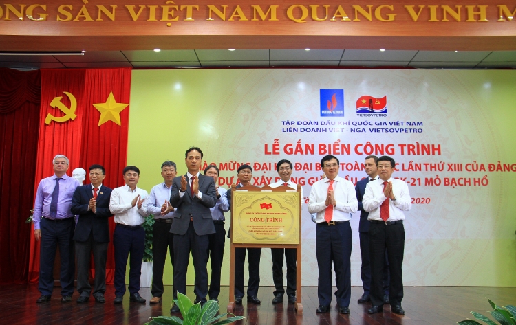 Gắn biển công trình Giàn BK-21, mỏ Bạch Hổ chào mừng Đại hội XIII của Đảng