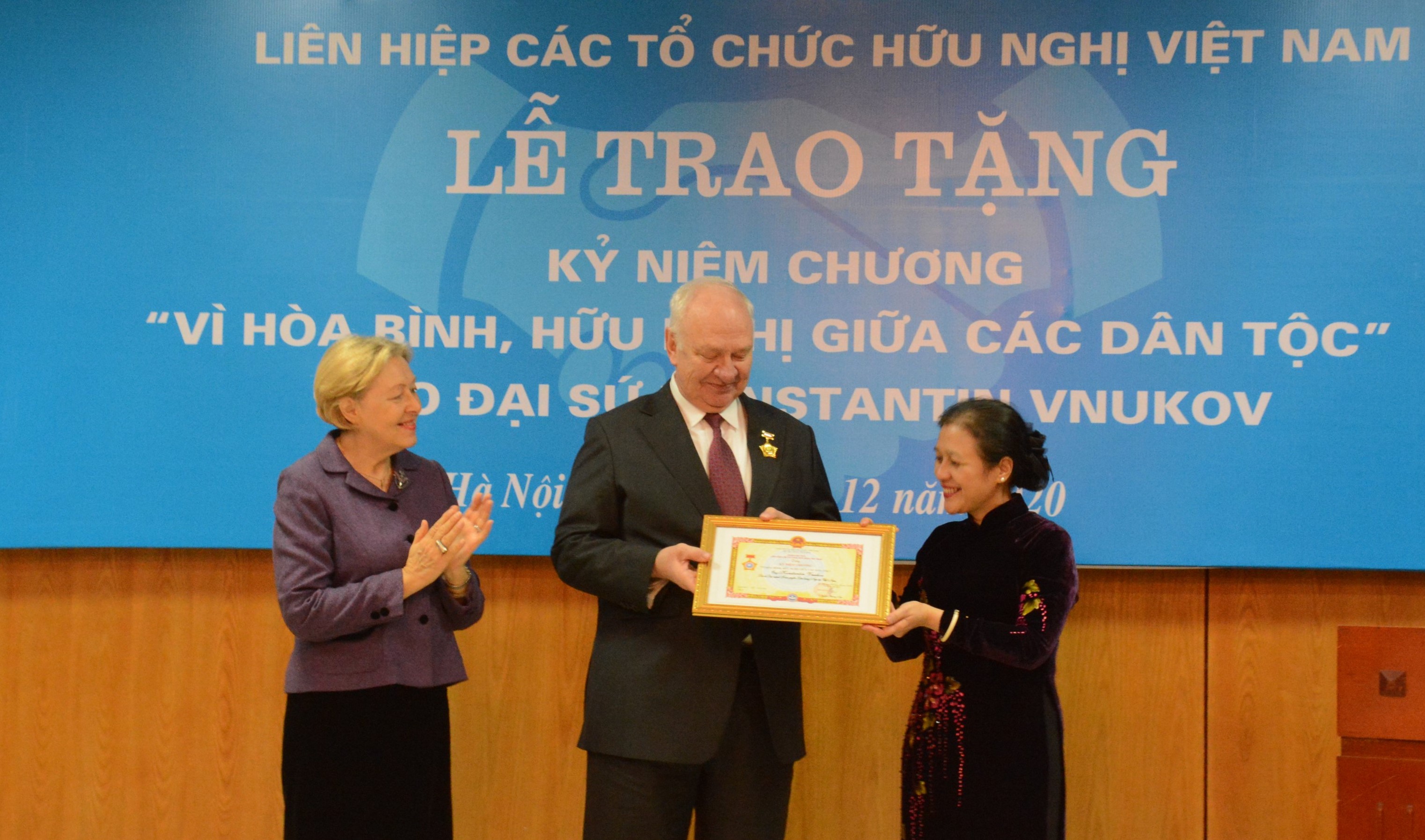 Trao Kỷ niệm chương “Vì hòa bình, hữu nghị giữa các dân tộc” tặng Đại sứ Nga tại Việt Nam