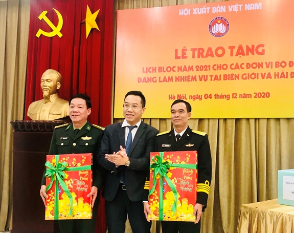 Trao tặng 3 000 cuốn lịch cho bộ đội biên giới, hải đảo