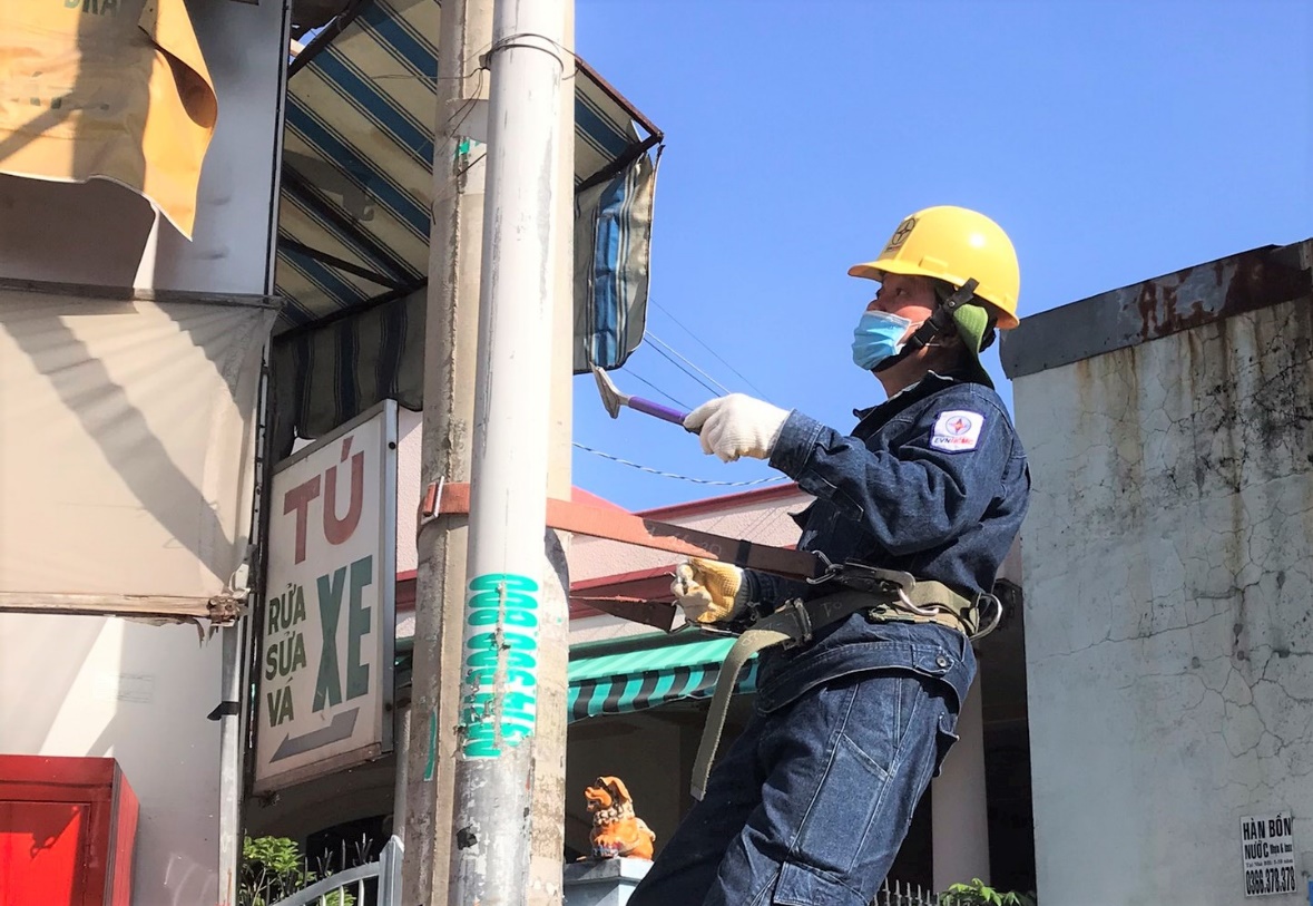 Công ty Điện lực Hóc Môn vận động an toàn và mỹ quan hành lang lưới điện