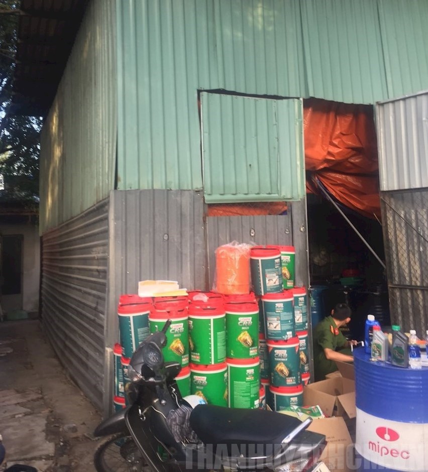 Khởi tố một đường dây sản xuất, buôn bán dầu nhớt giả