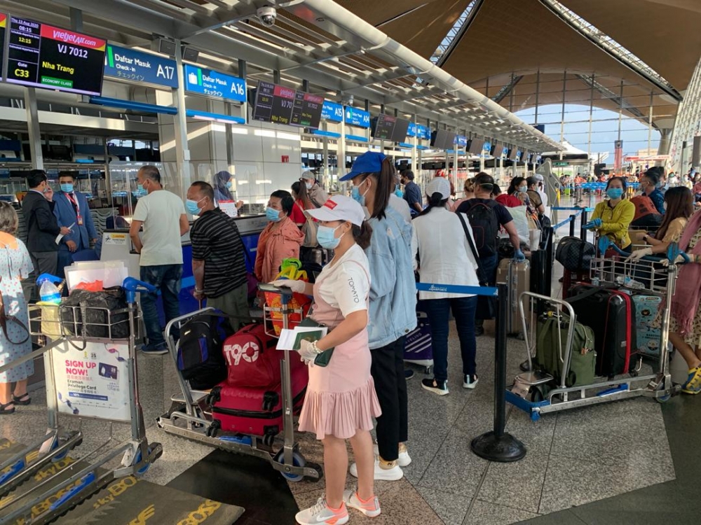 Đưa hơn 240 công dân Việt Nam từ Malaysia về nước