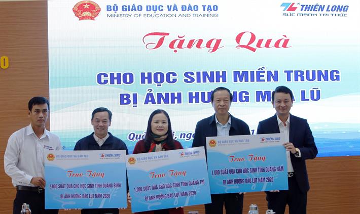 Bộ GD ĐT tặng 4 000 suất đồ dùng học tập cho học sinh miền Trung