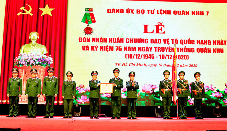 Lực lượng vũ trang Quân khu 7 đón nhận Huân chương Bảo vệ Tổ quốc hạng Nhất
