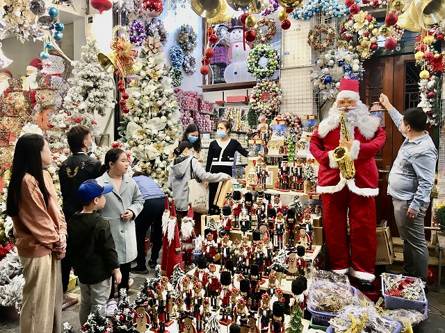 Lung linh sắc màu Noel trên phố Hàng Mã