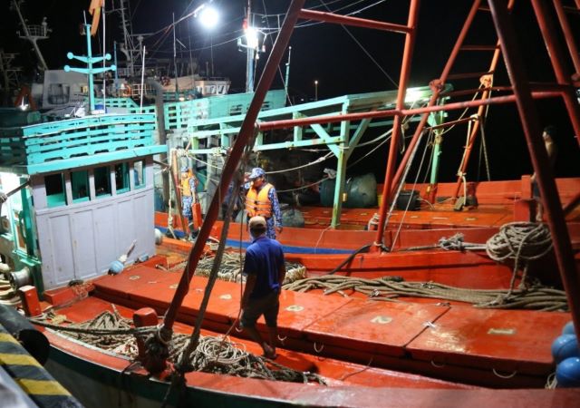 Bắt quả tang tàu sang mạn dầu trái phép trên biển