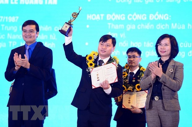 Phó giám đốc Trung tâm nhận giải thưởng quả cầu vàng 2020