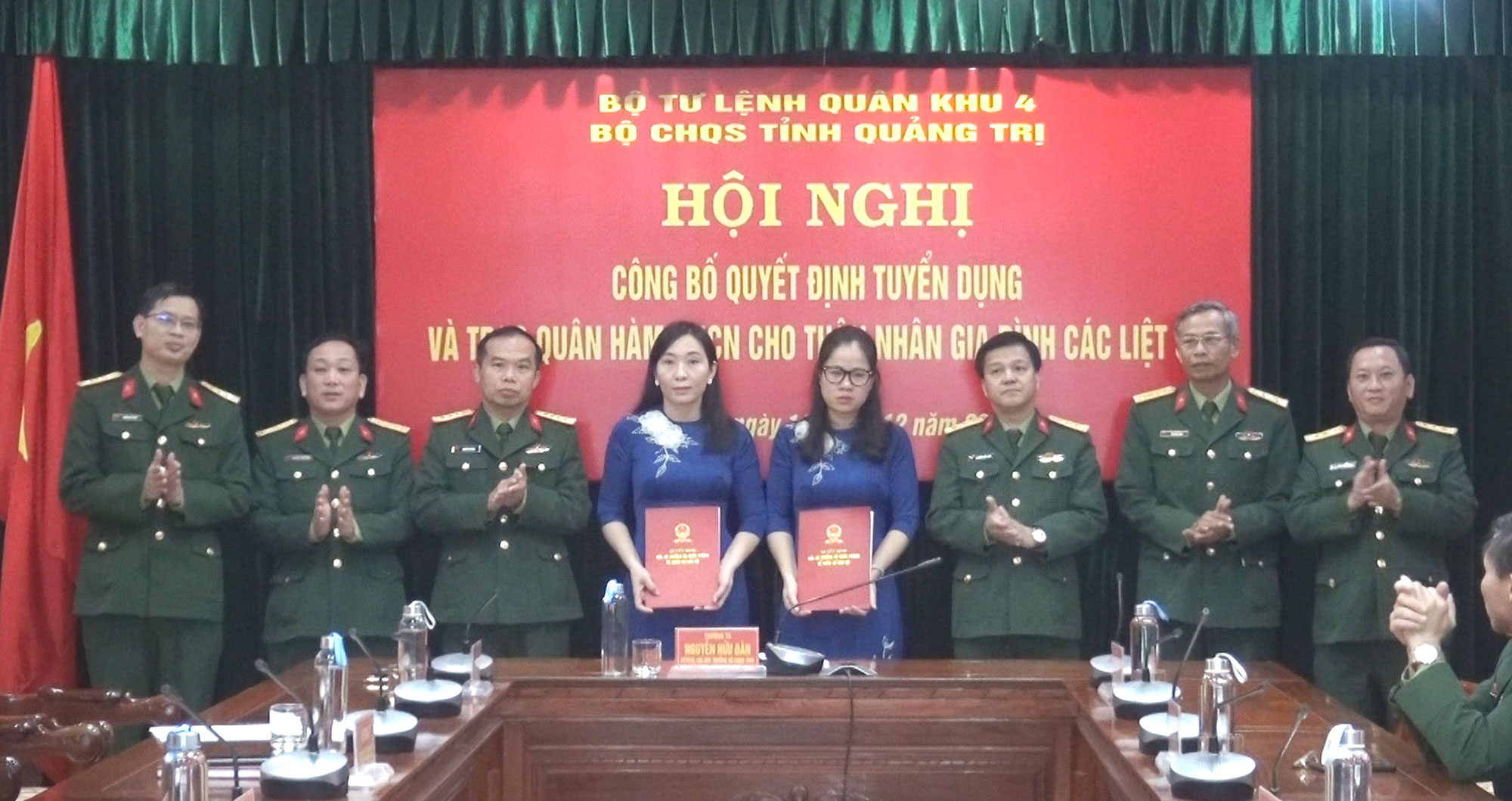 Tuyển dụng vợ 2 liệt sỹ vào quân đội