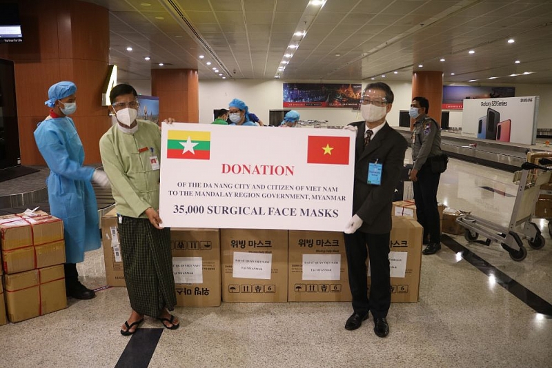 Việt Nam trao quà phòng chống dịch COVID-19 cho Myanmar