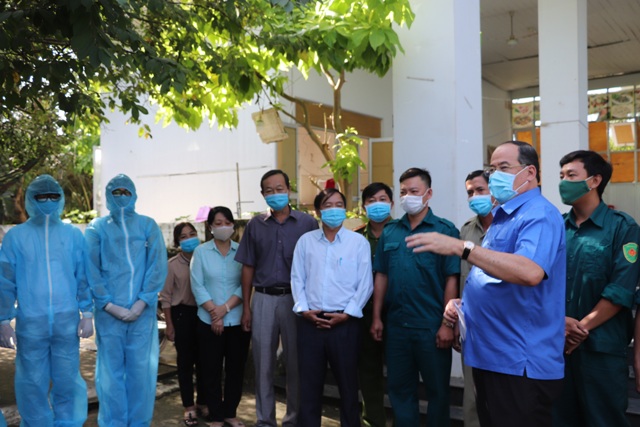 An Giang Lãnh đạo tỉnh thăm, tặng quà các tổ công tác phòng, chống dịch COVID-19