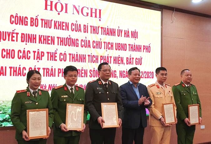 Hà Nội Khen thưởng các đơn vị phát hiện, bắt giữ vụ khai thác cát trái phép